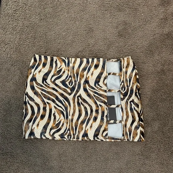NWT Pretty Little Thing Zebra mini skirt - Picture 2 of 4